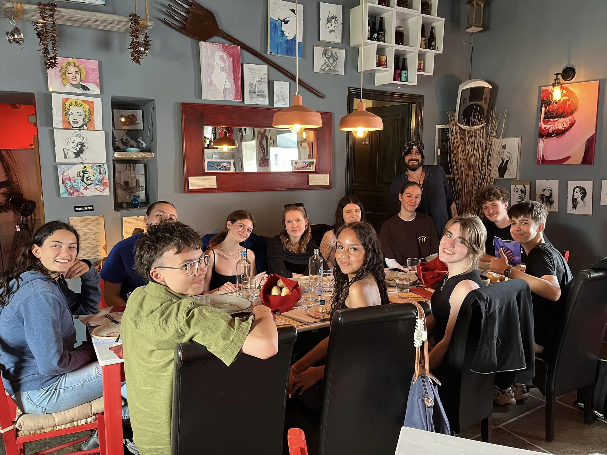 W dniach 14-21 kwietnia grupa 11 uczniów pod opieką p. Agnieszki Gemborys i p. Katarzyny Ścisłowicz spędziła wspaniałe chwile w Grecji na pięknej wyspie Sifnos. Wyjazd odbył się w ramach projektu Erasmus+ „Troskliwa Szkoła - Zjednoczeni w Różnorodności,”, w greckiej restauracji