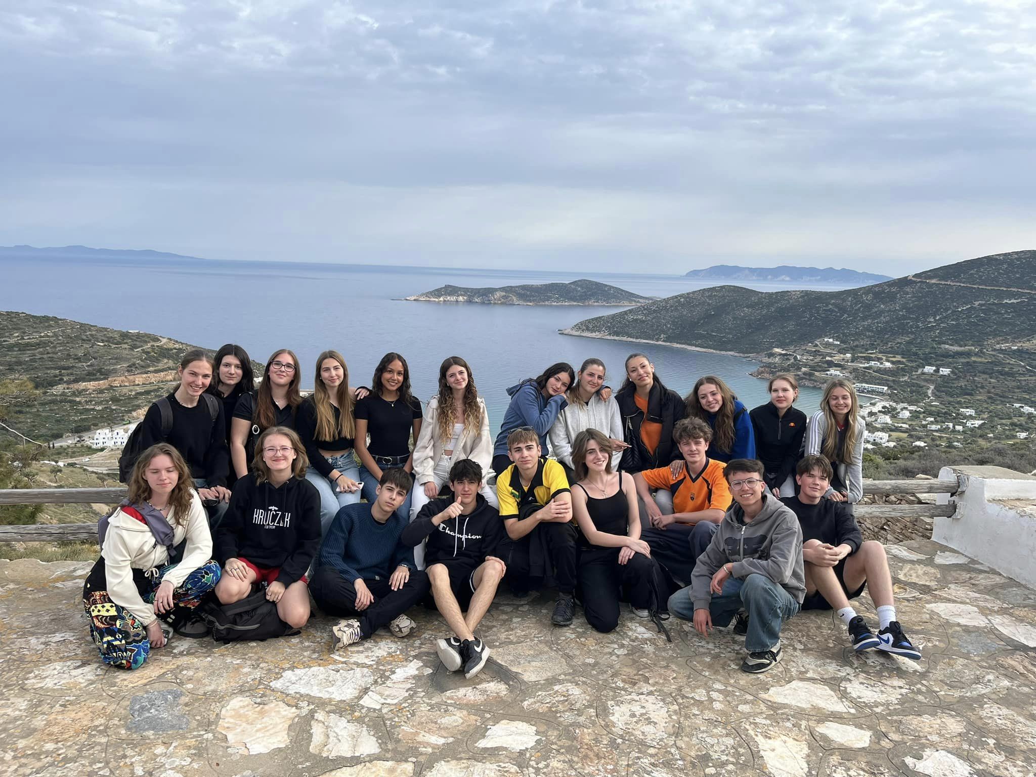 W dniach 14-21 kwietnia grupa 11 uczniów pod opieką p. Agnieszki Gemborys i p. Katarzyny Ścisłowicz spędziła wspaniałe chwile w Grecji na pięknej wyspie Sifnos. Wyjazd odbył się w ramach projektu Erasmus+ „Troskliwa Szkoła - Zjednoczeni w Różnorodności,”, zdjęcie grupowe w tle morze