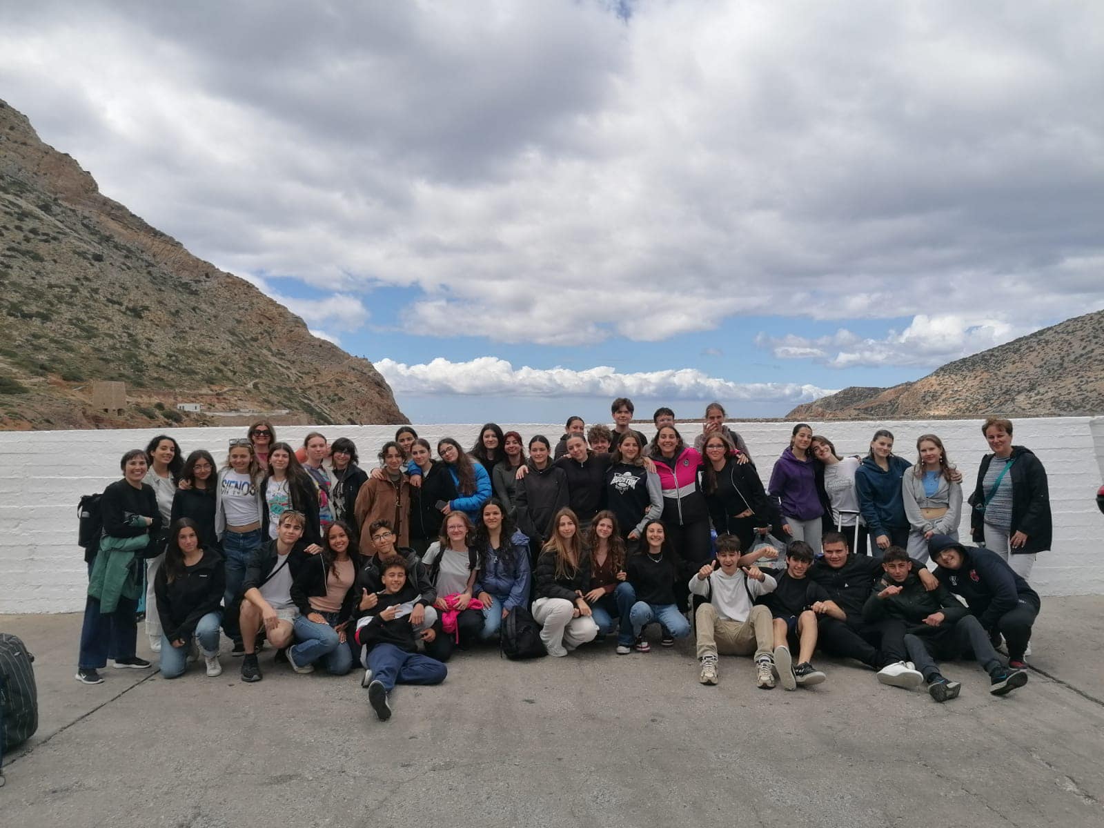 W dniach 14-21 kwietnia grupa 11 uczniów pod opieką p. Agnieszki Gemborys i p. Katarzyny Ścisłowicz spędziła wspaniałe chwile w Grecji na pięknej wyspie Sifnos. Wyjazd odbył się w ramach projektu Erasmus+ „Troskliwa Szkoła - Zjednoczeni w Różnorodności,”, w tle morze i góry