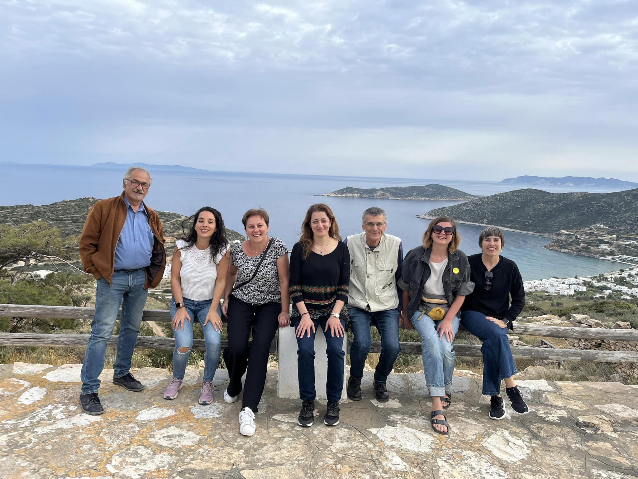 W dniach 14-21 kwietnia grupa 11 uczniów pod opieką p. Agnieszki Gemborys i p. Katarzyny Ścisłowicz spędziła wspaniałe chwile w Grecji na pięknej wyspie Sifnos. Wyjazd odbył się w ramach projektu Erasmus+ „Troskliwa Szkoła - Zjednoczeni w Różnorodności,”, w tle morze, opiekunowie projektu