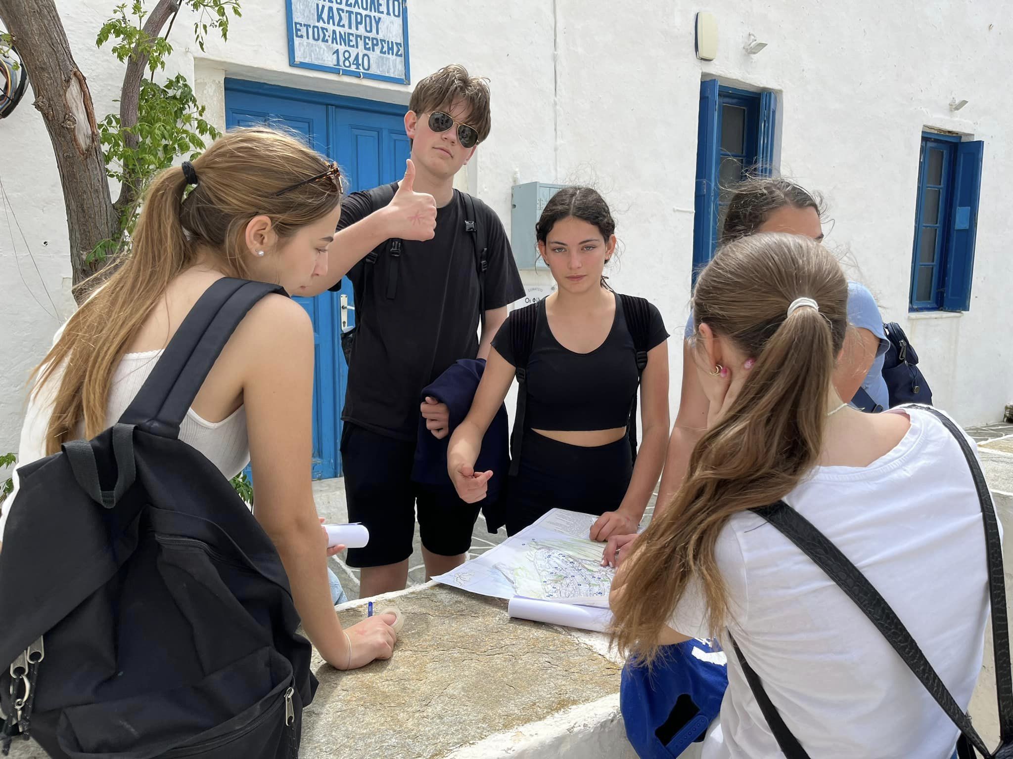 W dniach 14-21 kwietnia grupa 11 uczniów pod opieką p. Agnieszki Gemborys i p. Katarzyny Ścisłowicz spędziła wspaniałe chwile w Grecji na pięknej wyspie Sifnos. Wyjazd odbył się w ramach projektu Erasmus+ „Troskliwa Szkoła - Zjednoczeni w Różnorodności,”, zadania dla młodziezy