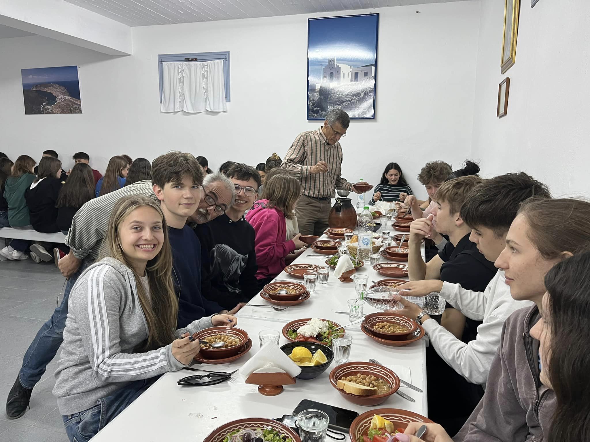 W dniach 14-21 kwietnia grupa 11 uczniów pod opieką p. Agnieszki Gemborys i p. Katarzyny Ścisłowicz spędziła wspaniałe chwile w Grecji na pięknej wyspie Sifnos. Wyjazd odbył się w ramach projektu Erasmus+ „Troskliwa Szkoła - Zjednoczeni w Różnorodności,”, w greckiej restauracji