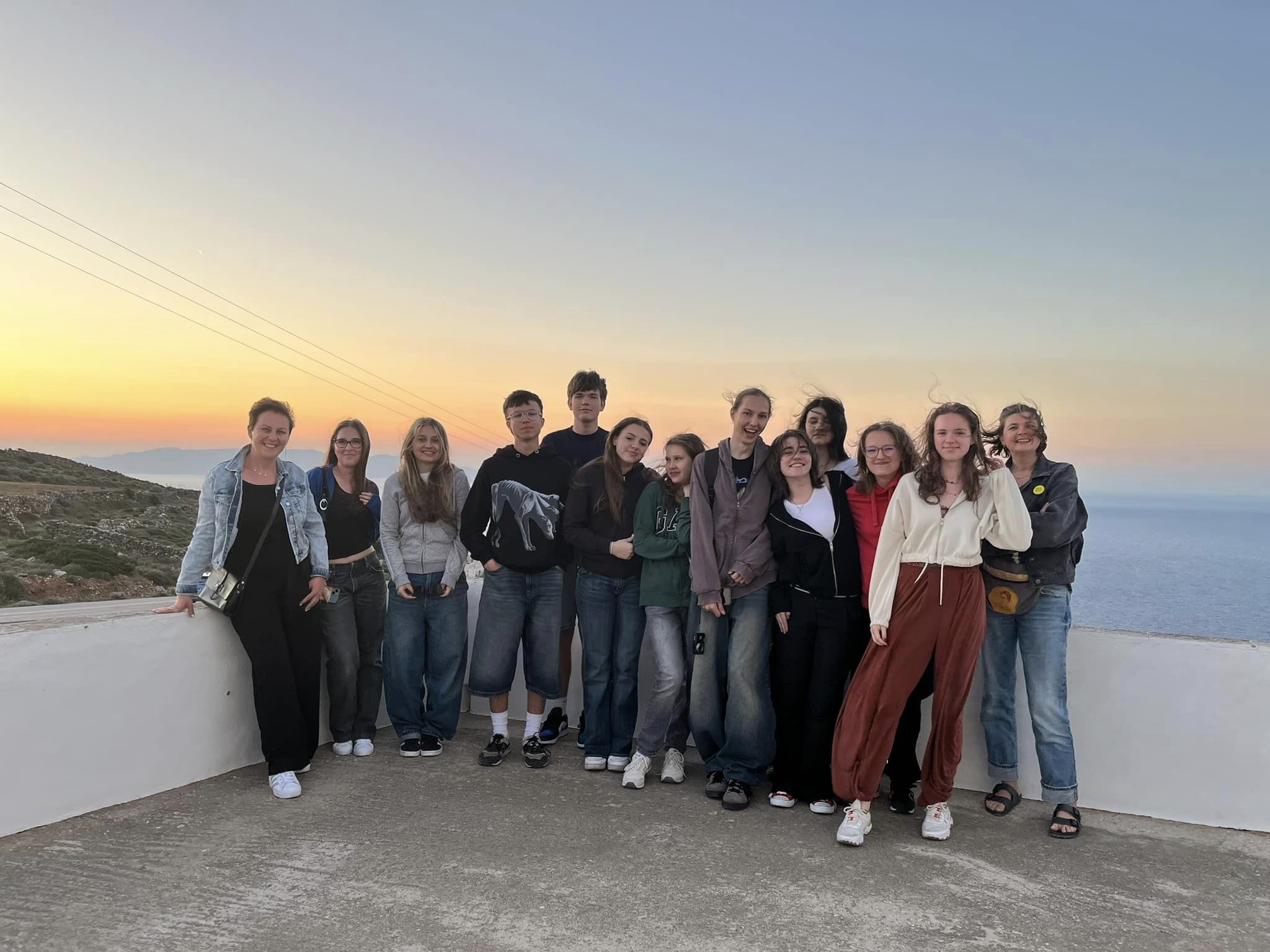 W dniach 14-21 kwietnia grupa 11 uczniów pod opieką p. Agnieszki Gemborys i p. Katarzyny Ścisłowicz spędziła wspaniałe chwile w Grecji na pięknej wyspie Sifnos. Wyjazd odbył się w ramach projektu Erasmus+ „Troskliwa Szkoła - Zjednoczeni w Różnorodności,”, w tle morze i zachód słońca