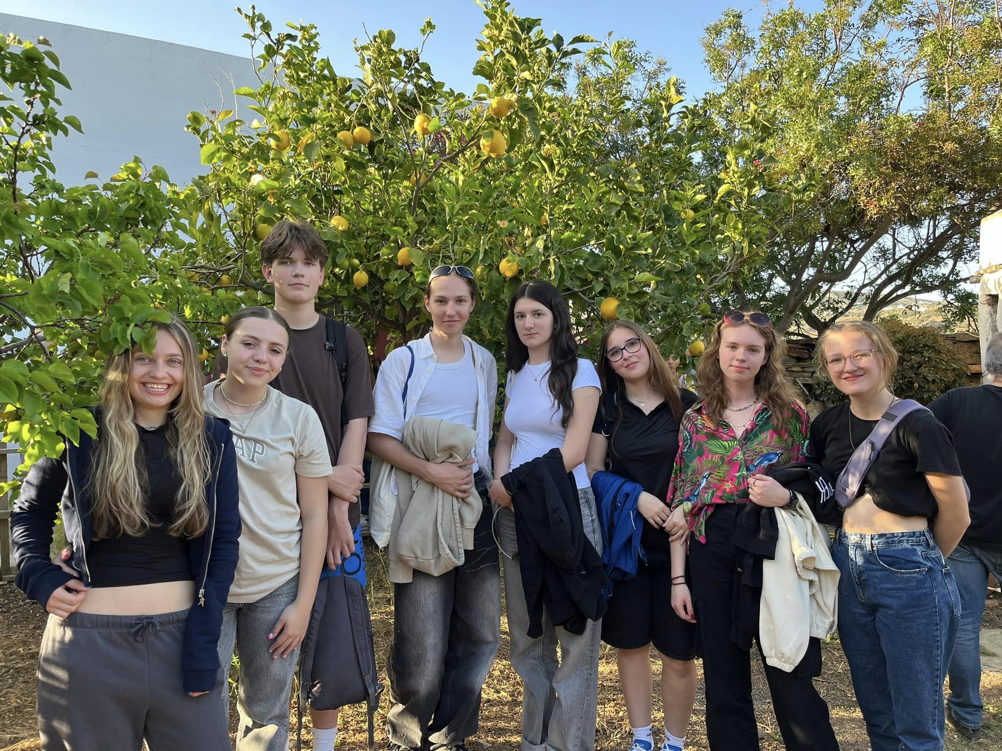W dniach 14-21 kwietnia grupa 11 uczniów pod opieką p. Agnieszki Gemborys i p. Katarzyny Ścisłowicz spędziła wspaniałe chwile w Grecji na pięknej wyspie Sifnos. Wyjazd odbył się w ramach projektu Erasmus+ „Troskliwa Szkoła - Zjednoczeni w Różnorodności,”, w tle cytryny