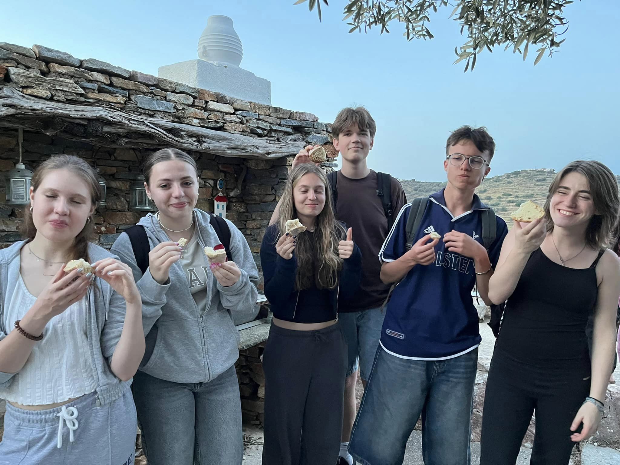 W dniach 14-21 kwietnia grupa 11 uczniów pod opieką p. Agnieszki Gemborys i p. Katarzyny Ścisłowicz spędziła wspaniałe chwile w Grecji na pięknej wyspie Sifnos. Wyjazd odbył się w ramach projektu Erasmus+ „Troskliwa Szkoła - Zjednoczeni w Różnorodności,”, młodzież kosztuje grecki chleb