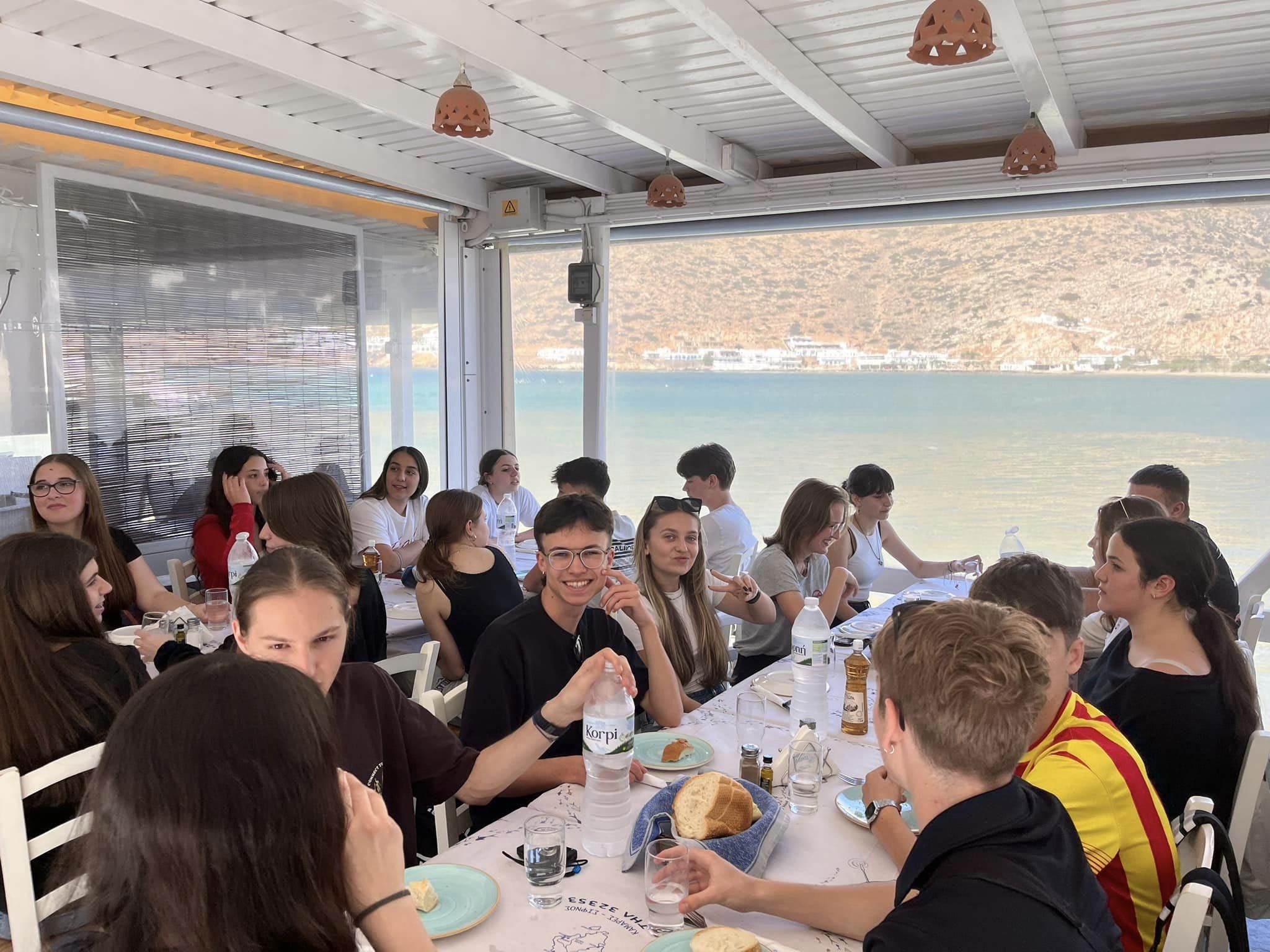 W dniach 14-21 kwietnia grupa 11 uczniów pod opieką p. Agnieszki Gemborys i p. Katarzyny Ścisłowicz spędziła wspaniałe chwile w Grecji na pięknej wyspie Sifnos. Wyjazd odbył się w ramach projektu Erasmus+ „Troskliwa Szkoła - Zjednoczeni w Różnorodności,”, na promie, widok na morze