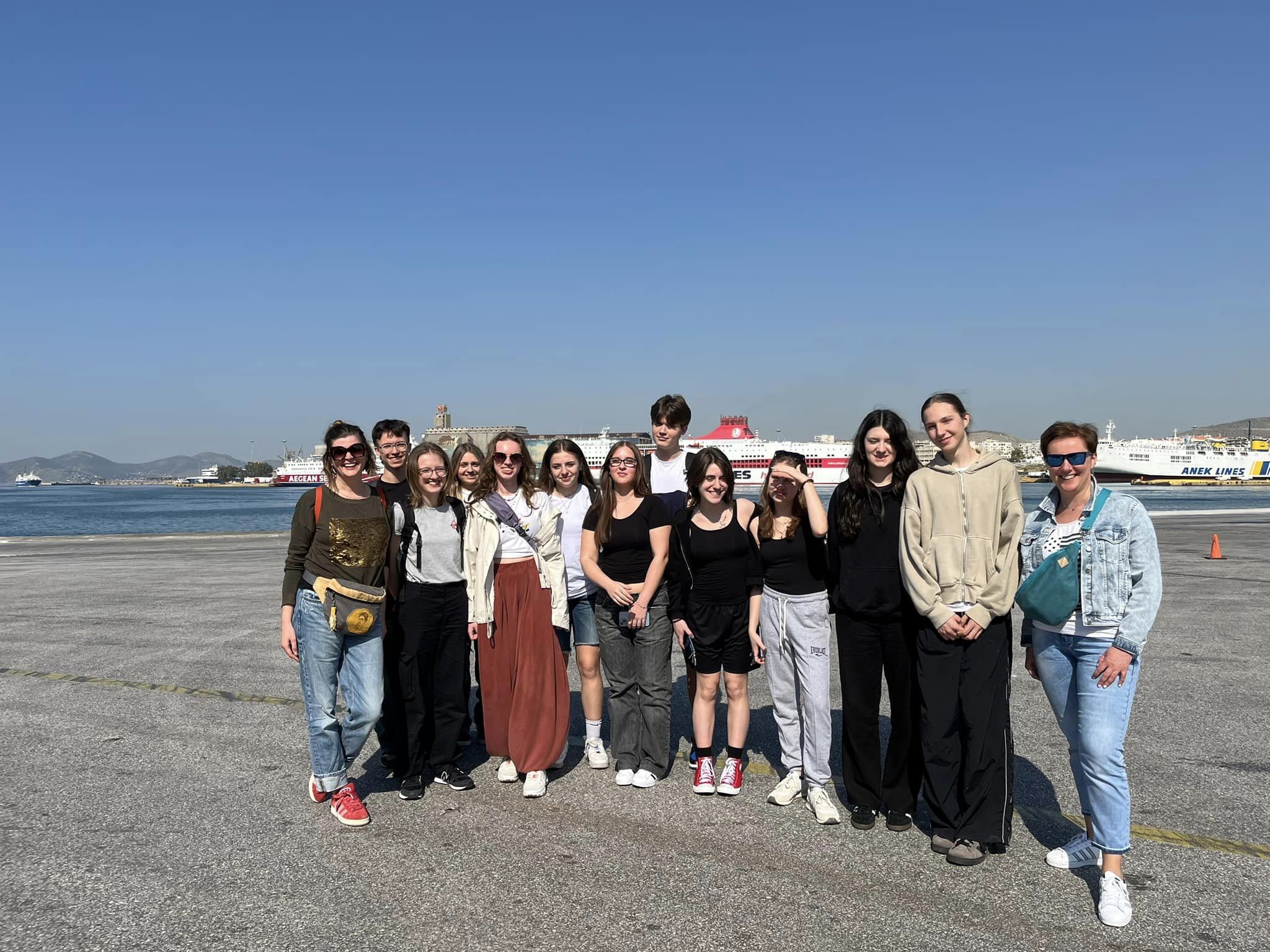 W dniach 14-21 kwietnia grupa 11 uczniów pod opieką p. Agnieszki Gemborys i p. Katarzyny Ścisłowicz spędziła wspaniałe chwile w Grecji na pięknej wyspie Sifnos. Wyjazd odbył się w ramach projektu Erasmus+ „Troskliwa Szkoła - Zjednoczeni w Różnorodności,”, zdjęcie grupowe