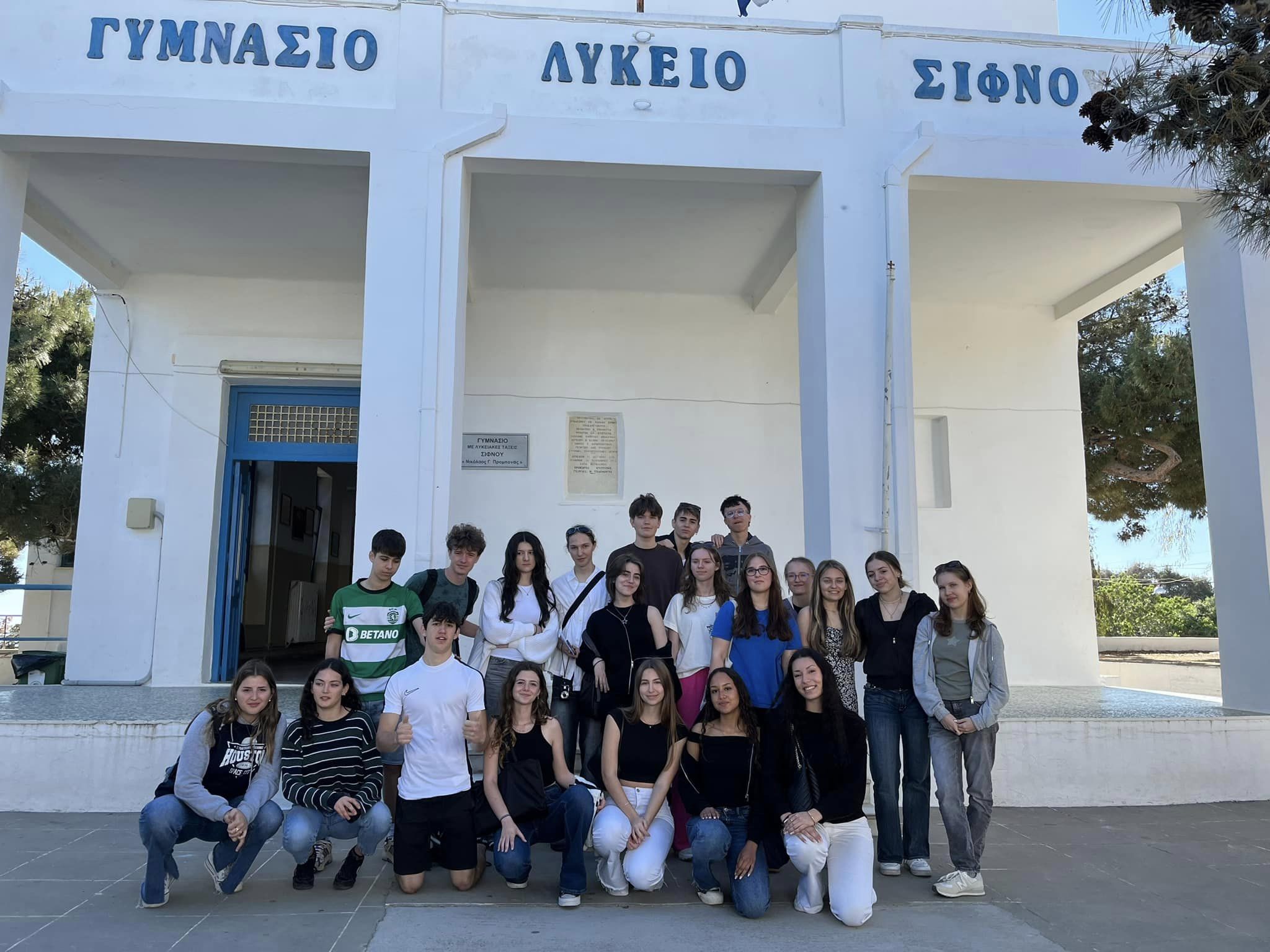 W dniach 14-21 kwietnia grupa 11 uczniów pod opieką p. Agnieszki Gemborys i p. Katarzyny Ścisłowicz spędziła wspaniałe chwile w Grecji na pięknej wyspie Sifnos. Wyjazd odbył się w ramach projektu Erasmus+ „Troskliwa Szkoła - Zjednoczeni w Różnorodności,”, zdjęcie grupowe przed budynkiem szkoły