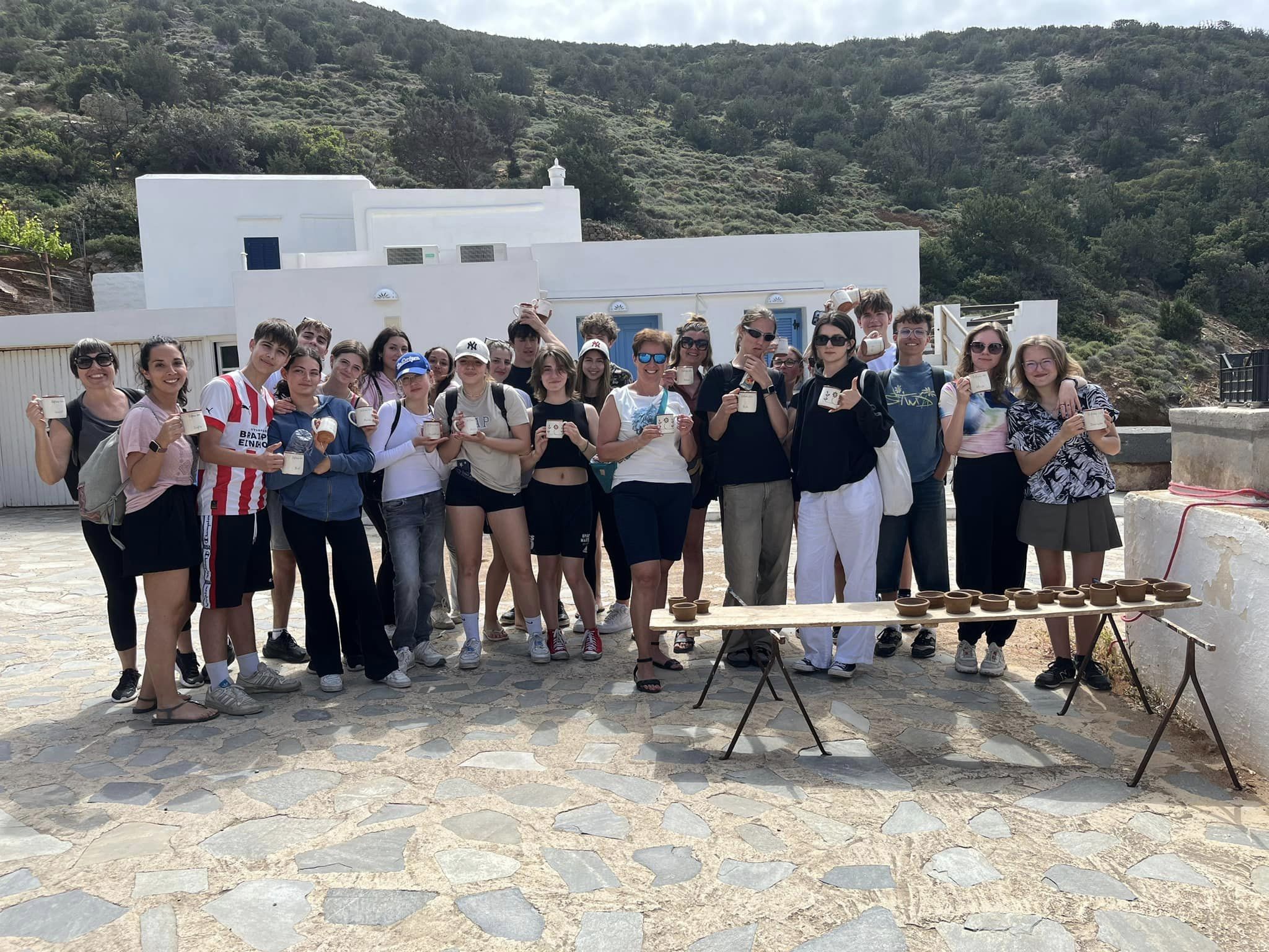 W dniach 14-21 kwietnia grupa 11 uczniów pod opieką p. Agnieszki Gemborys i p. Katarzyny Ścisłowicz spędziła wspaniałe chwile w Grecji na pięknej wyspie Sifnos. Wyjazd odbył się w ramach projektu Erasmus+ „Troskliwa Szkoła - Zjednoczeni w Różnorodności,”, zdjęcie grupowe uczestników projektu